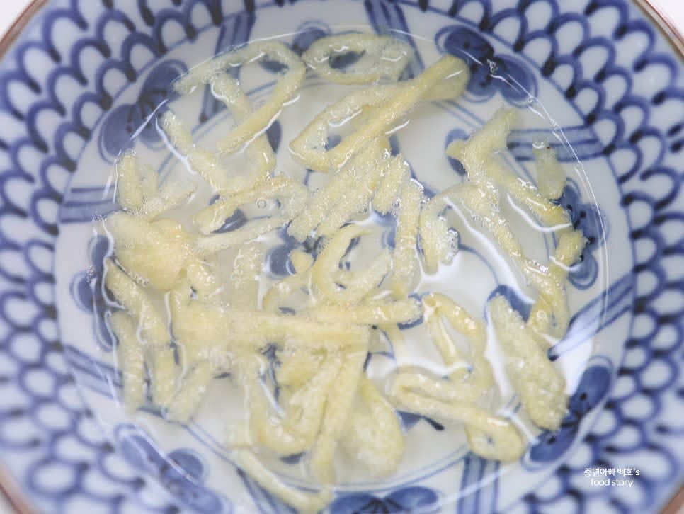 유부는 뜨거운 물에 잠시 담갔다가 물기를 제거해 준비합니다.