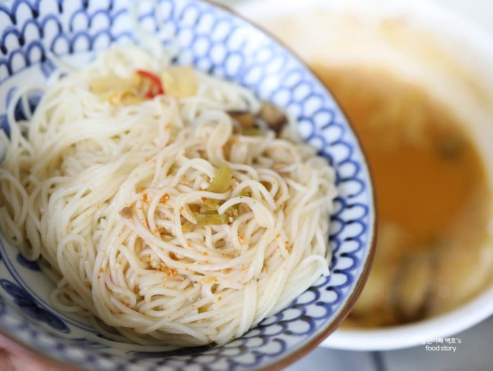 끓여 둔 된장 배추국에 면을 넣고 토렴 과정을 거칩니다. 국물을 면에 적시고 다시 끓여주는 과정을 두 번 반복합니다.