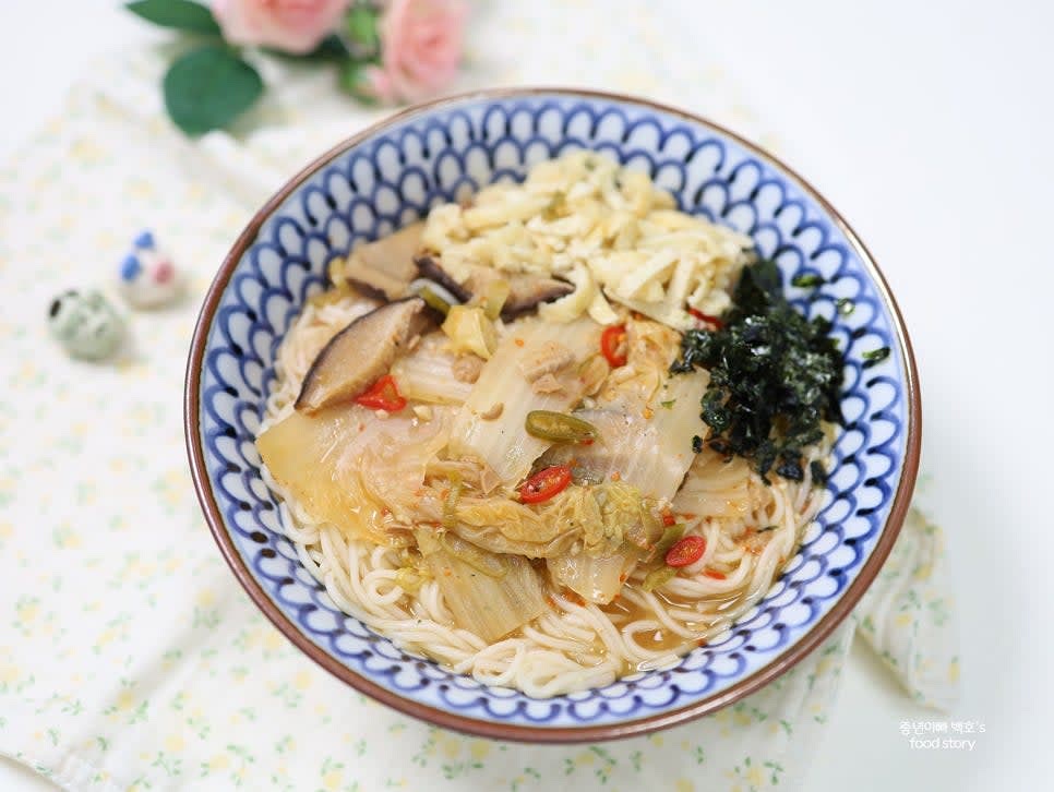 완성된 면을 그릇에 담고 국물을 부어줍니다.