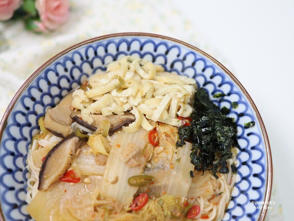 유부와 김가루를 고명으로 올려 마무리합니다.