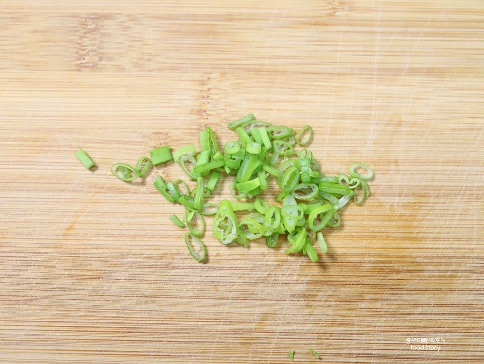 대파를 1/2스푼 정도 송송 썰어 준비합니다.