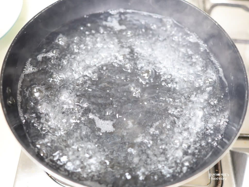 냄비에 물 1000ml 이상을 넣고 끓입니다. 물이 끓으면 순메밀면을 넣고 3분 30초에서 4분 정도 삶습니다.