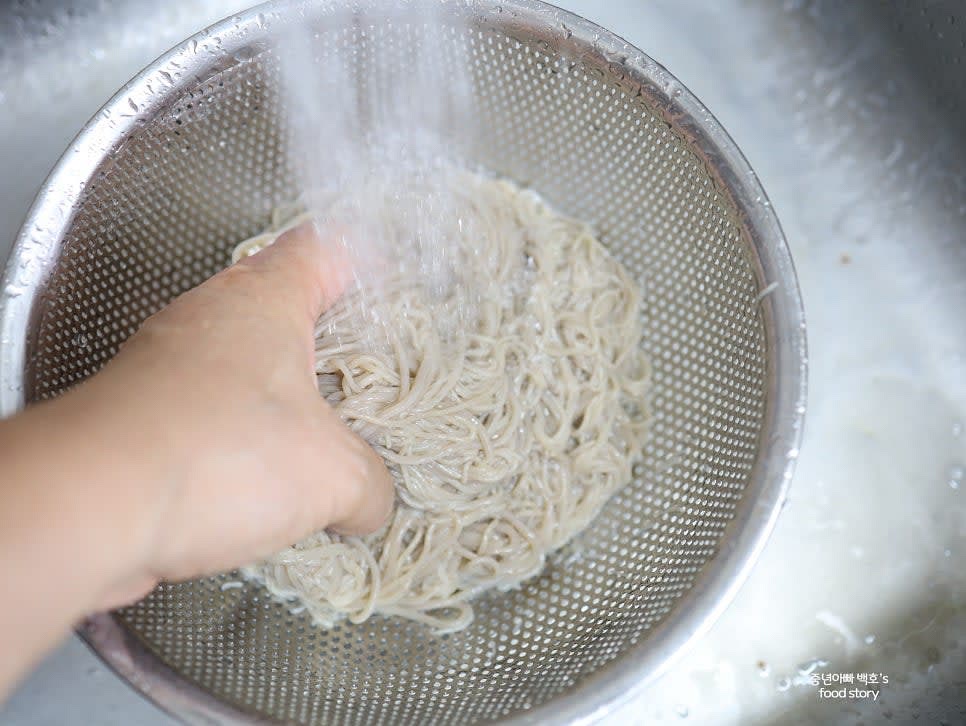 삶은 면을 찬물에 여러 번 헹구어 전분기를 제거하고 물기를 짭니다.
