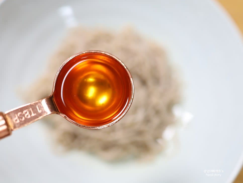 넓은 그릇에 들기름 1스푼을 바닥에 깔고, 삶은 면을 올립니다.