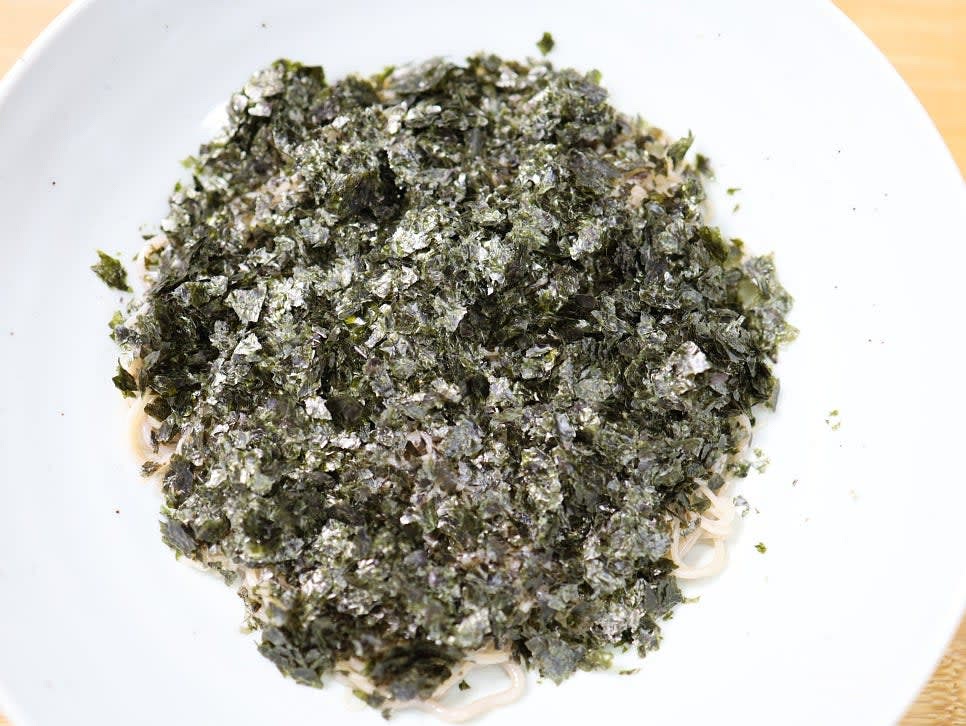 면 위에 조미되지 않은 김가루를 면이 보이지 않을 정도로 넉넉히 뿌립니다.