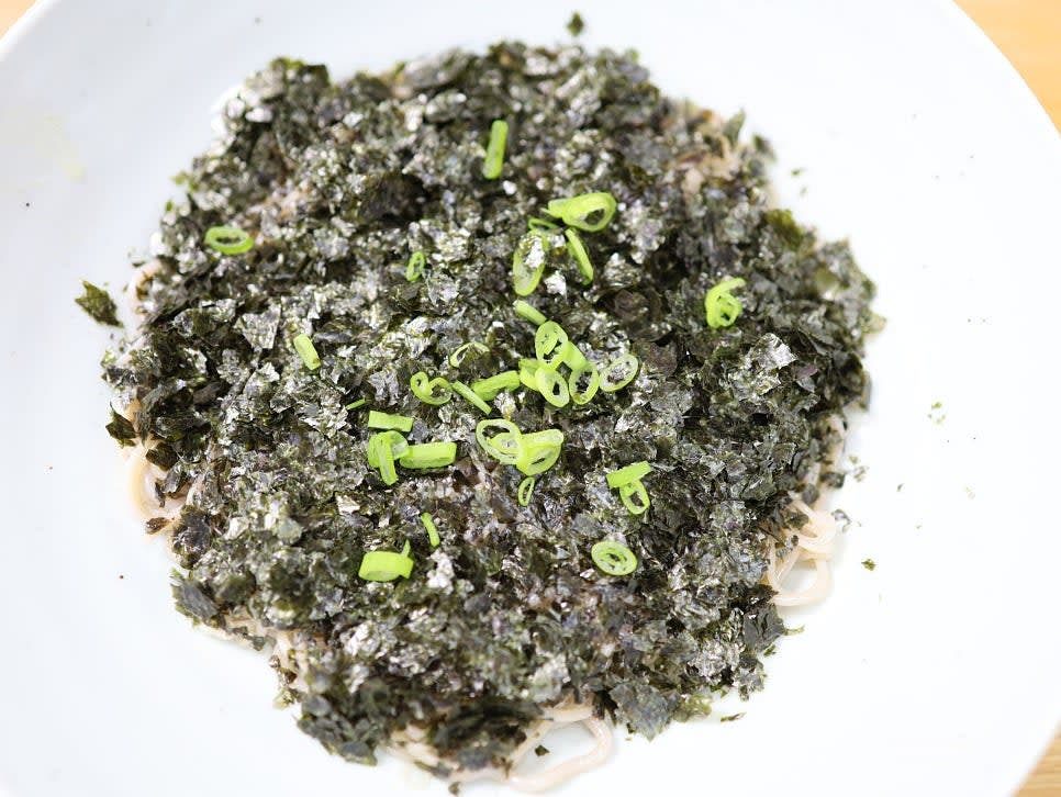 썰어 둔 대파를 마지막으로 위에 올려 마무리합니다.