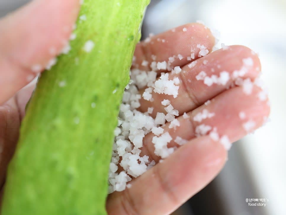 오이를 껍질째 깨끗이 세척한 후, 굵은소금으로 문질러 헹굽니다.