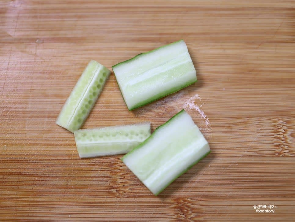 오이를 4~5등분으로 자르고 4조각으로 잘라 속 부분을 제거합니다.