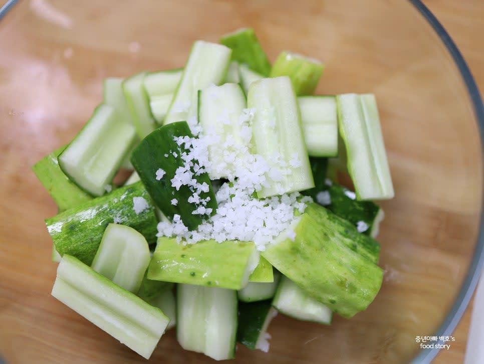 오이를 소금 1/2스푼으로 절여 30분 동안 둡니다.