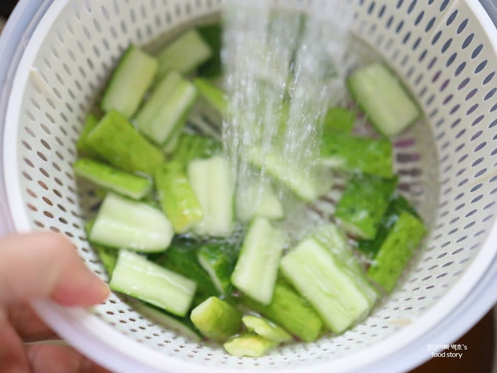 절인 오이를 흐르는 물에 헹군 후 물기를 잘 제거합니다.