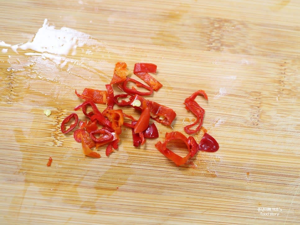 홍고추를 송송 썰어 준비합니다.