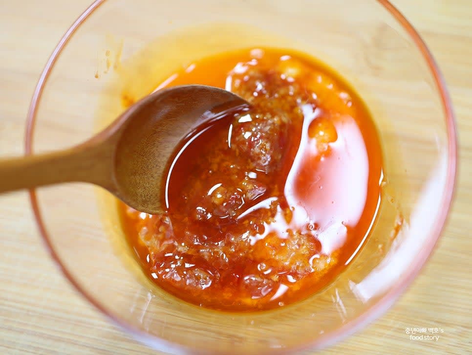 양념장 만들기: 식초 1스푼, 알룰로스 1스푼, 고추기름 2스푼, 두반장 1.5스푼, 간 마늘 1스푼을 섞어 양념장을 준비합니다.