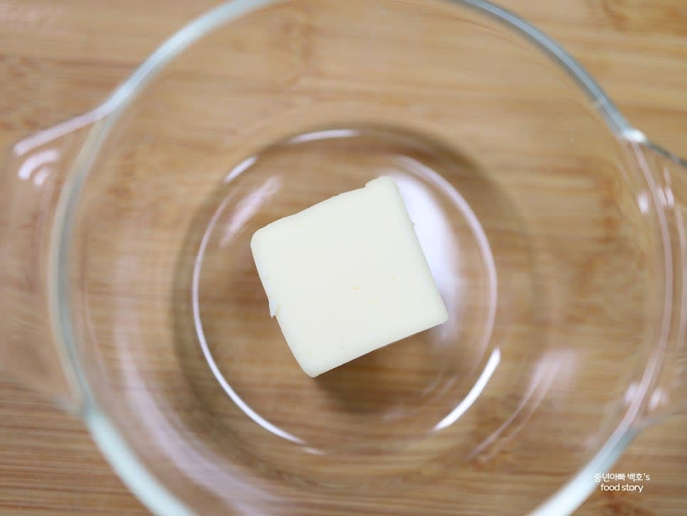 가염버터 30g을 전자레인지에서 녹입니다. 20초씩 끊어서 돌려주며 확인합니다.