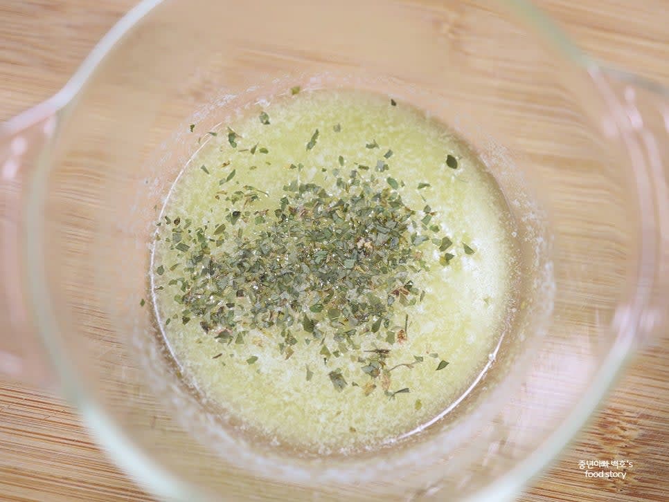 녹인 버터에 파슬리 1티스푼을 넣고 잘 섞어 토핑 소스를 만듭니다.