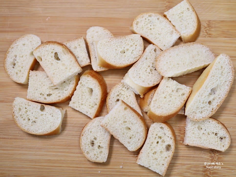 플레인 베이글을 적당히 해동시킨 후 집어먹기 좋은 크기로 자릅니다.