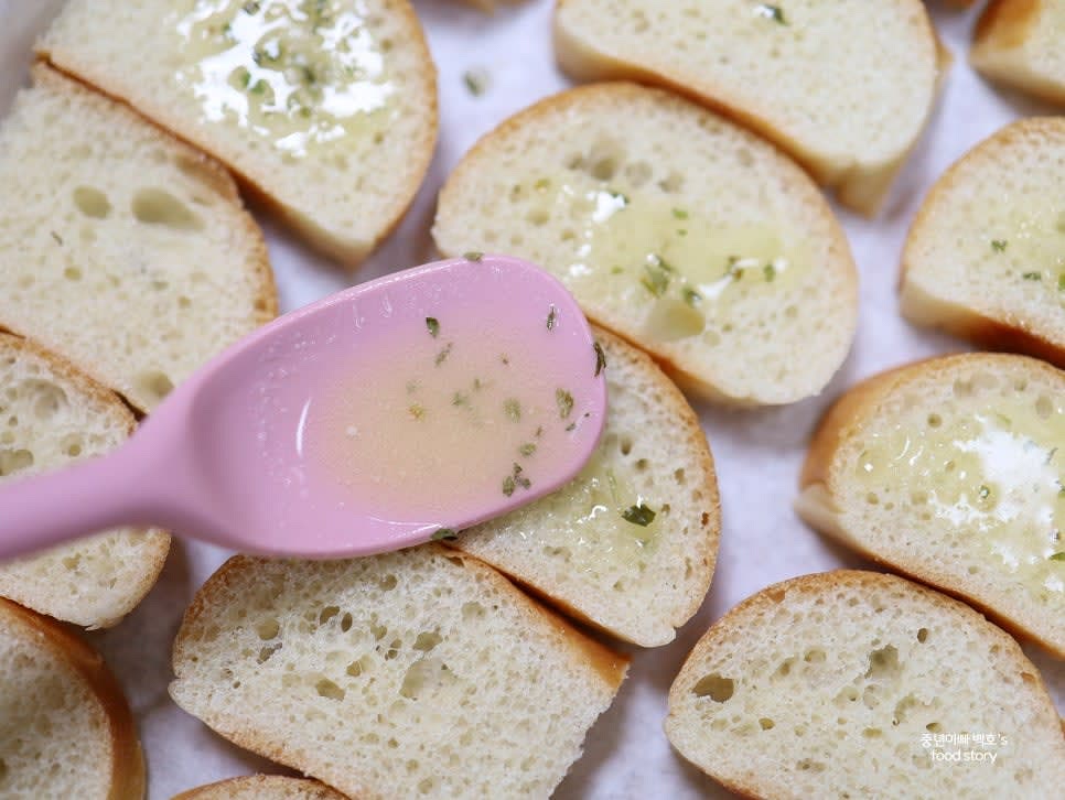 만든 소스를 베이글 조각 위에 골고루 발라줍니다.