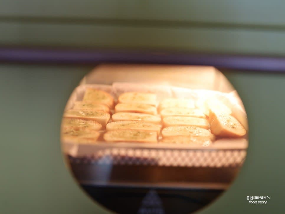 에어프라이어에서 180℃로 4분간 굽습니다. 중간에 상태를 육안으로 확인합니다.