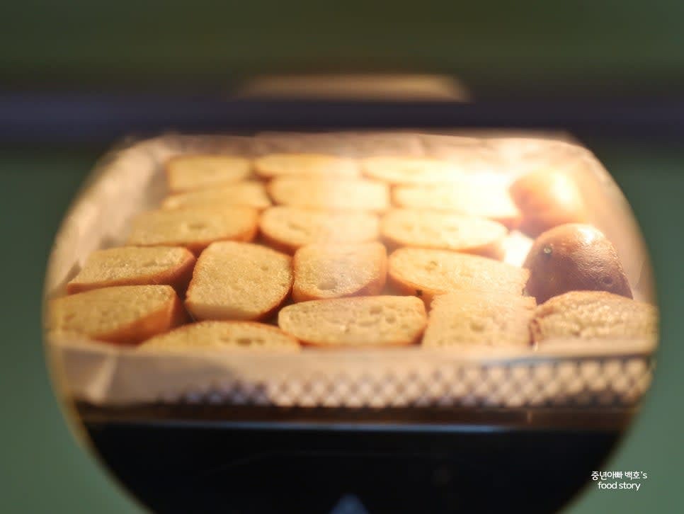 4분 뒤 베이글 조각을 뒤집고 다시 180℃에서 3분간 굽습니다.