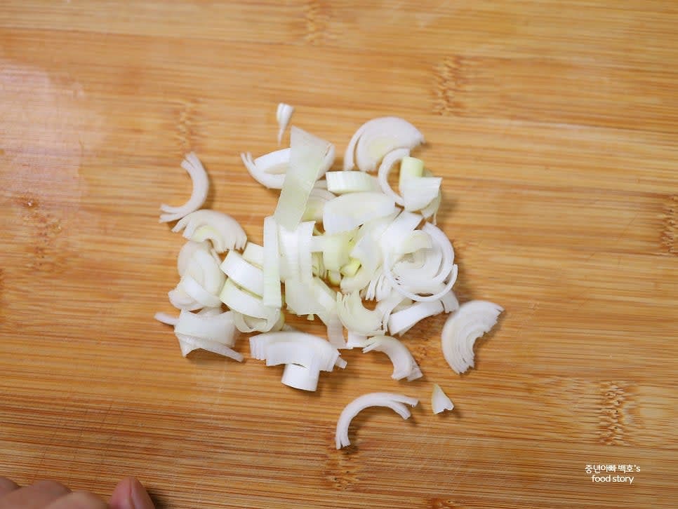대파 1대를 길게 반으로 자르고 송송 썰어 준비합니다. 흰 부분만 사용합니다.