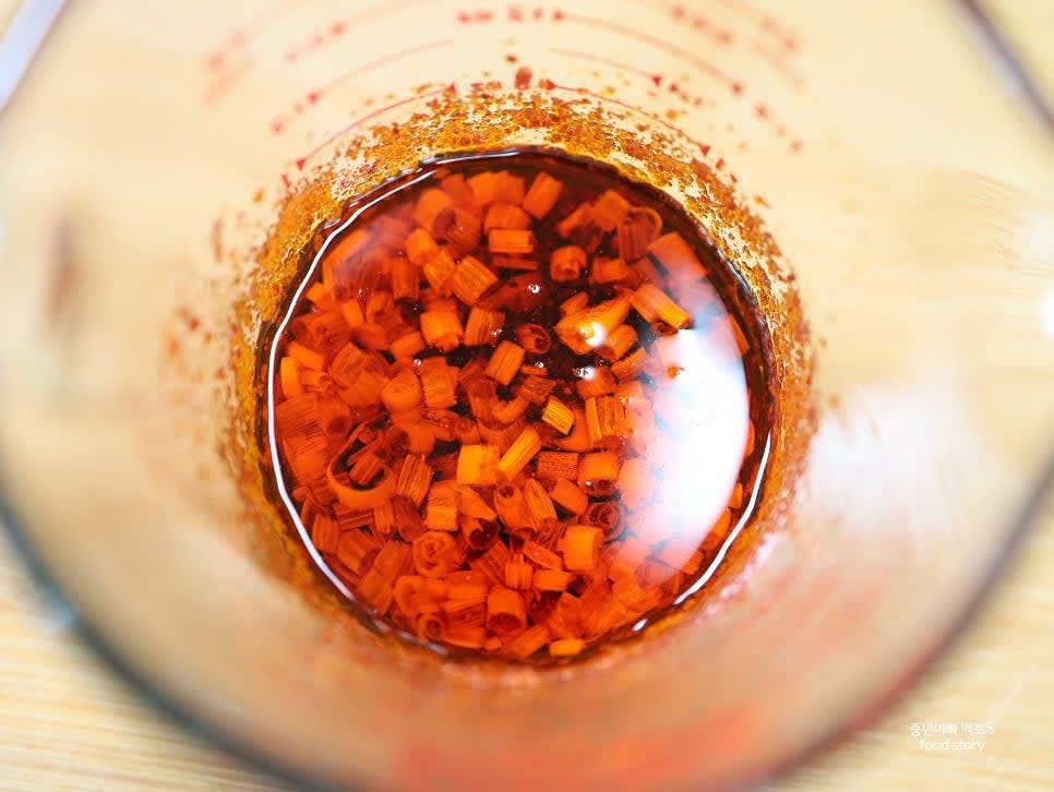 3분 후 꺼내 한 김 식힙니다. 대파와 기름이 섞이며 향이 올라옵니다.