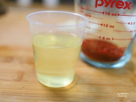 고춧가루 위에 식용유 2/3컵을 부어줍니다. 올리브오일 대신 카놀라유나 해바라기유를 사용하세요.