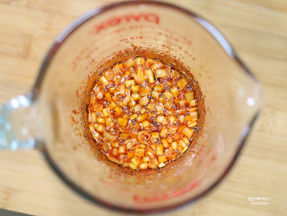 송송 썰어둔 대파를 그릇에 넣고 잘 섞어줍니다.