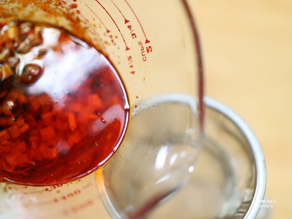 식은 기름을 망이나 면포를 사용해 걸러냅니다. 기름만 따로 걸러내고 건더기는 따로 보관합니다.