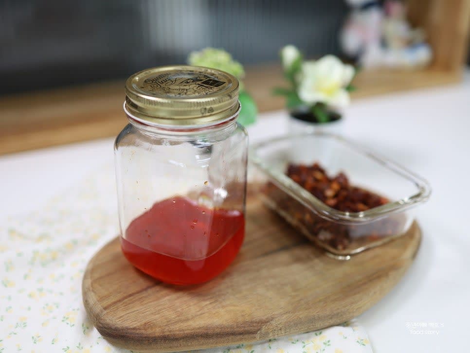 완성된 고추기름은 밀폐 용기에 담아 냉장 보관하며 필요할 때 사용합니다.