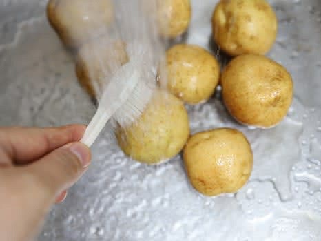 중간 크기의 통감자를 흐르는 물에 깨끗이 씻고 솔로 구석구석 문질러 닦아주세요.