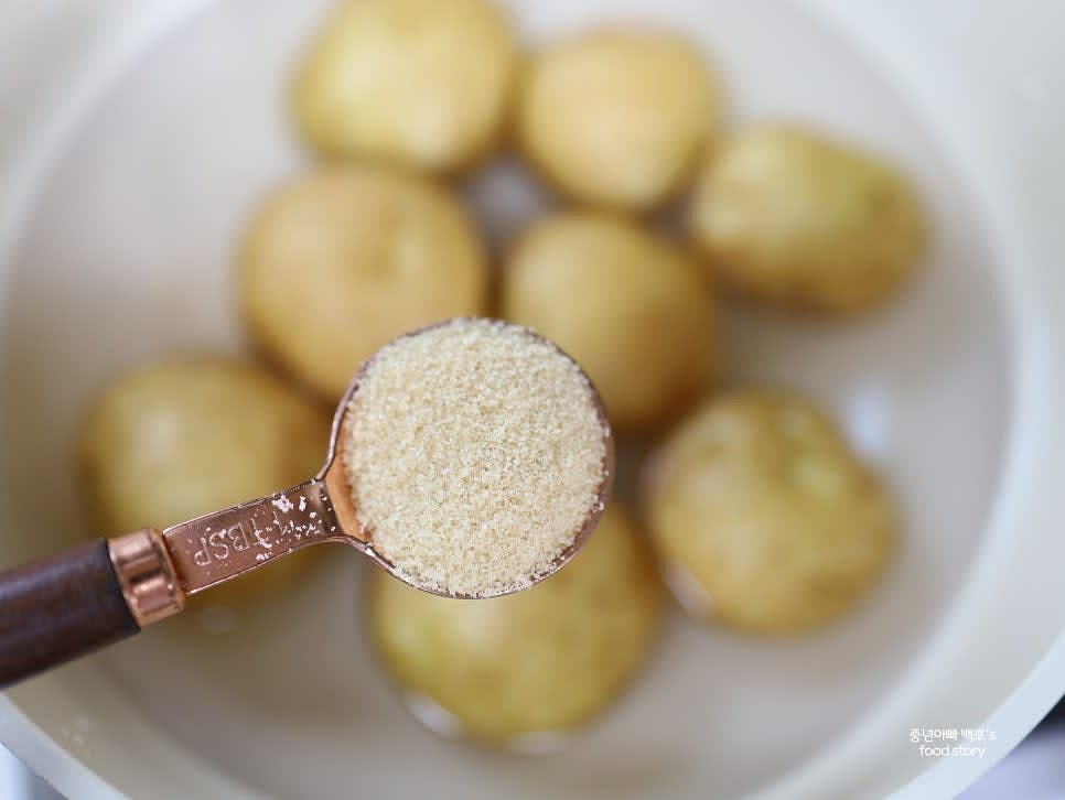 소금 1/2스푼과 황설탕 1스푼을 넣고 잘 저어주세요.