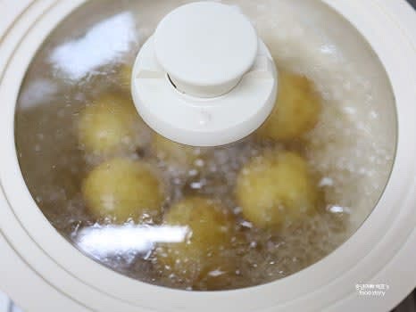 뚜껑을 닫고 물이 졸아들 때까지 중불에서 끓여주세요. 중간에 감자를 뒤집으며 익힘 상태를 확인합니다.