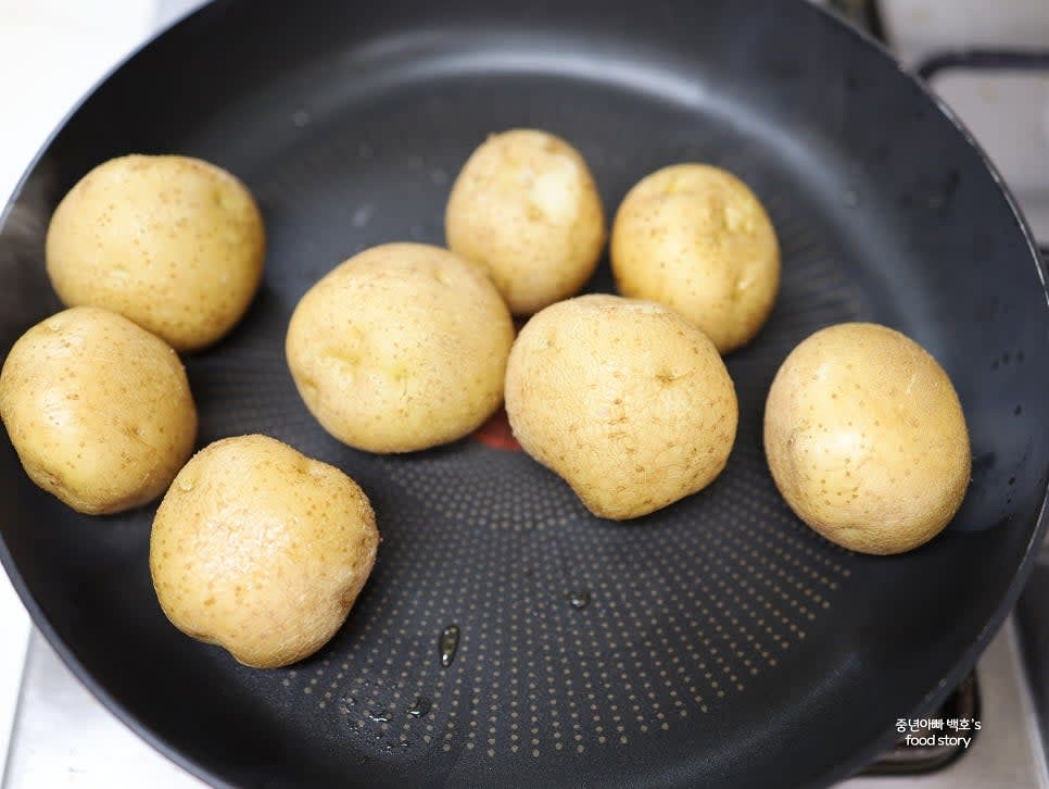 감자가 다 익으면 물기를 제거하고 팬에 옮겨주세요.