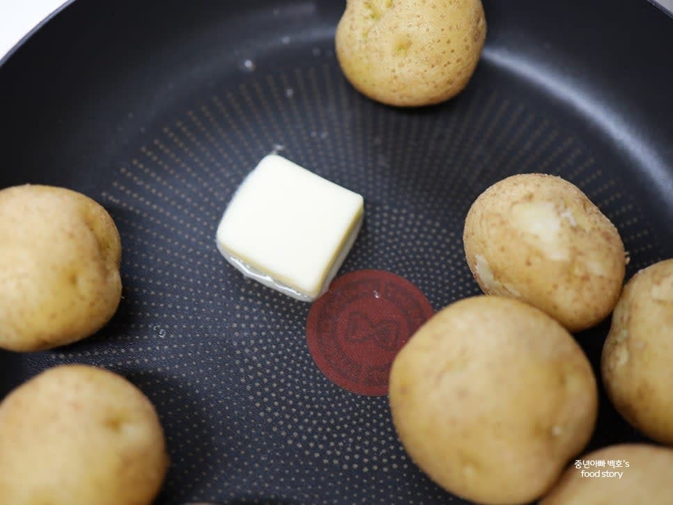팬에 버터 1스푼을 넣고 중약불에서 천천히 녹여줍니다.