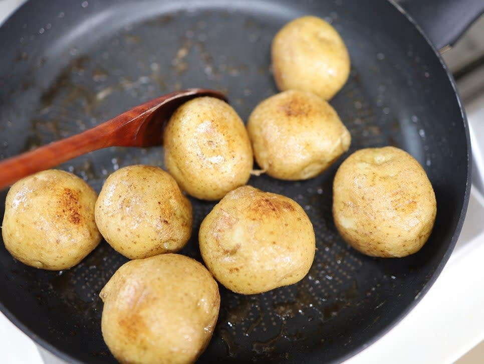 녹인 버터에 감자를 넣고 겉이 노릇노릇해질 때까지 굴려가며 구워주세요.