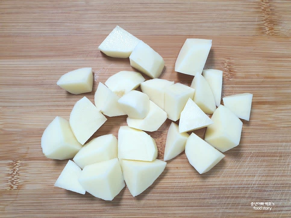 작은 감자 2알의 껍질을 벗기고 작게 잘라주세요.