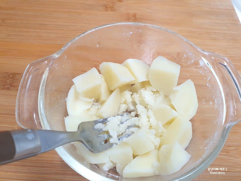 찐 감자를 포크 등으로 곱게 으깨 주세요.
