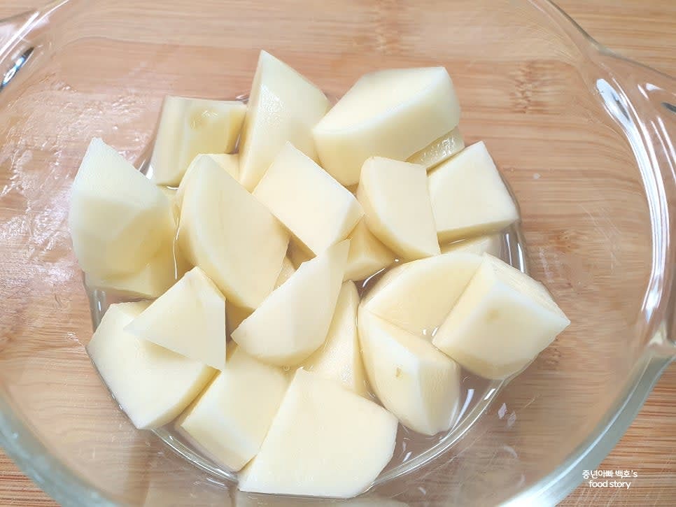 전자레인지 전용 용기에 감자를 담고, 물을 약간 넣어 5분 정도 돌려 찌세요.