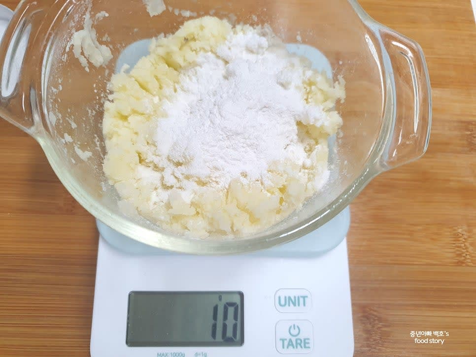 으깬 감자에 쌀가루 10g, 우유 25g, 잘게 썬 아기 치즈 슬라이스 1장을 넣고 잘 섞어 반죽을 만드세요.