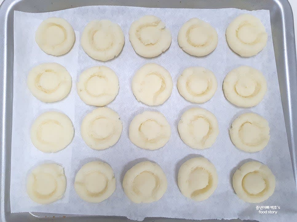 에어프라이어 용 유산지를 깔고 쿠키 반죽을 겹치지 않게 올립니다.