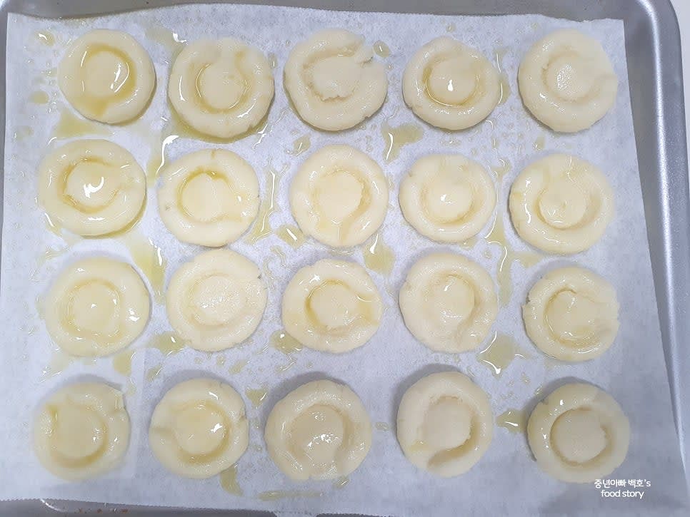 올리브오일을 조금씩 뿌려줍니다.