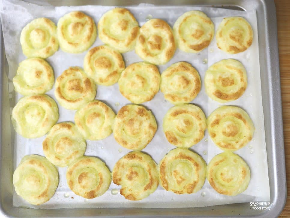 에어프라이어를 180℃로 설정하고, 5분 정도 돌려 윗면이 살짝 갈색이 될 때까지 구워주세요. 필요하면 뒤집어서 추가로 굽습니다.