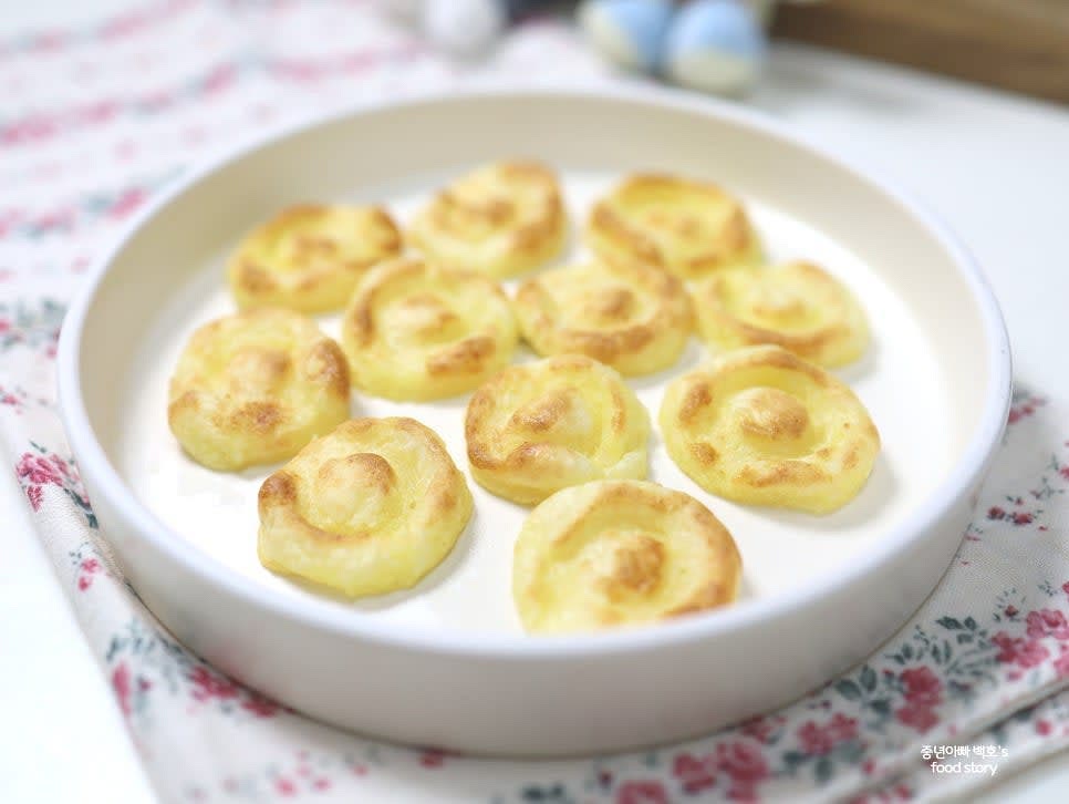 구운 쿠키를 그릇에 담아 식혀주세요. 바로 먹거나 밀폐 용기에 담아 냉장 보관하며 며칠간 즐길 수 있습니다.