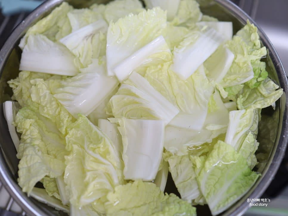 배추를 길게 반으로 자르고 3~4등분으로 잘라 깨끗이 씻은 후 물에 담가 싱싱함을 회복시켜주세요.