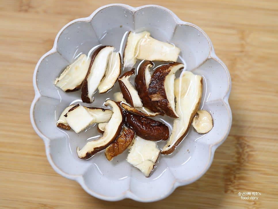 말린 표고버섯은 물에 20분간 불려 준비합니다.