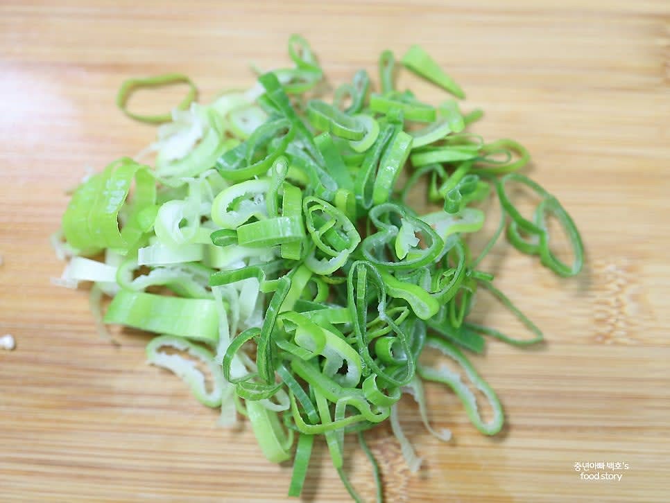 청양고추와 홍고추를 송송 썰고, 대파도 송송 썰어 준비합니다.