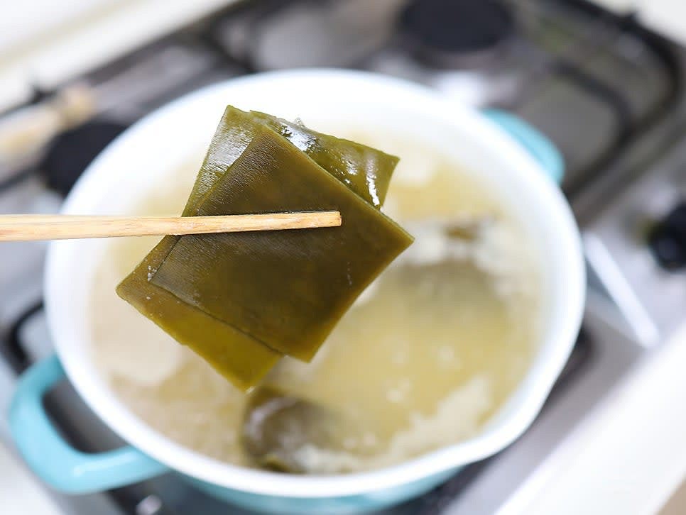 국물이 끓으면 3분 후 다시마를 건져냅니다.