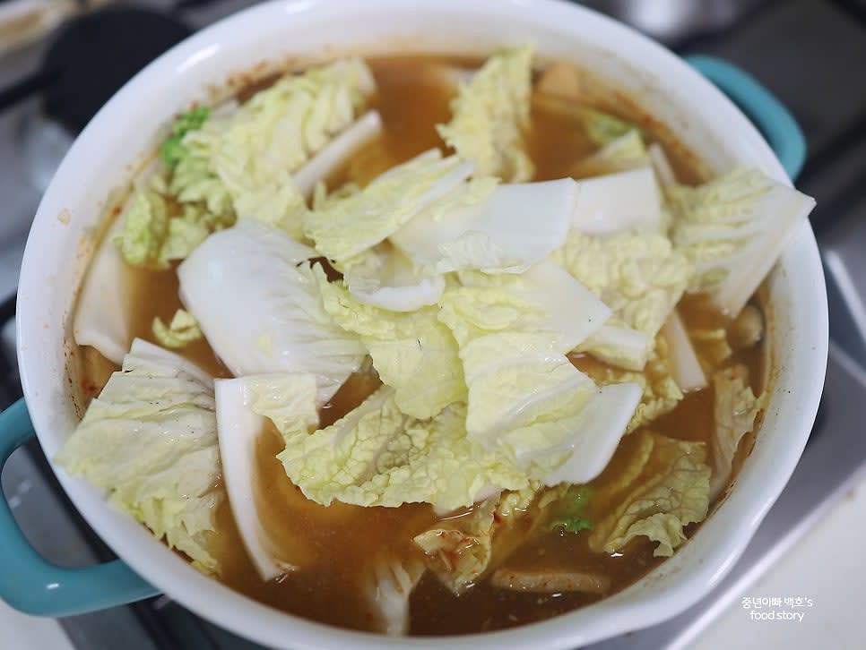 불린 표고버섯과 준비한 배추를 넣어 끓입니다.