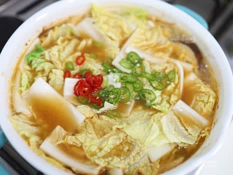 청양고추와 홍고추를 넣고, 중약불에서 천천히 졸여 깊은 맛을 냅니다.