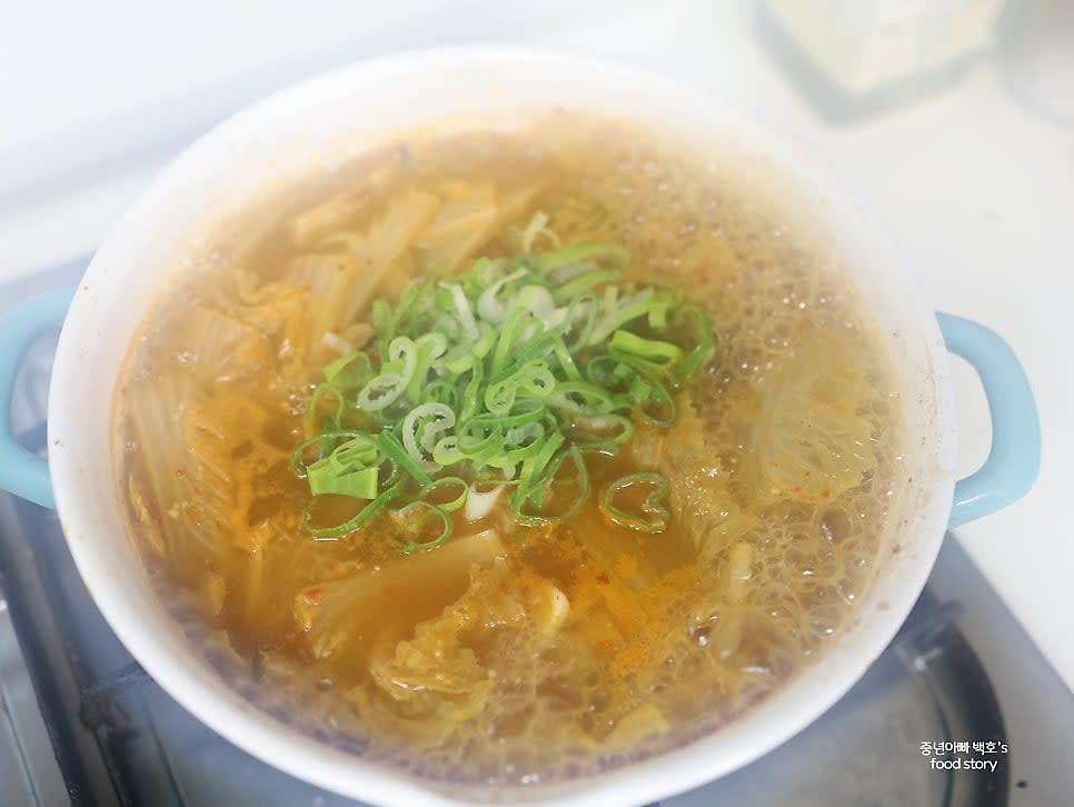 마지막으로 대파를 넣고 한소끔 끓여 배추된장국을 완성합니다.