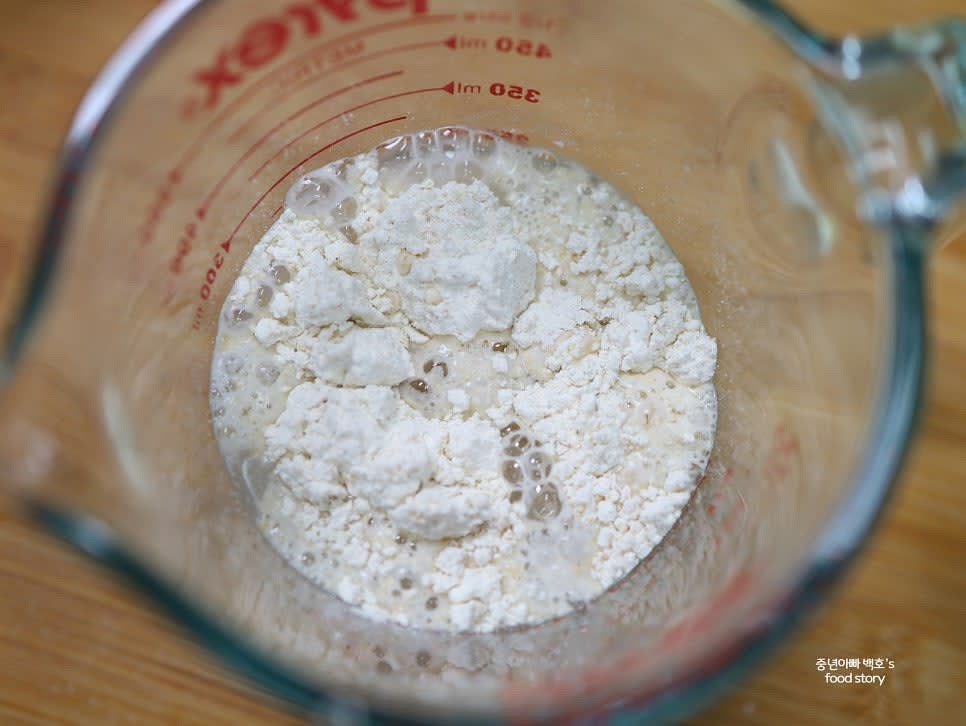 그릇에 밀가루 1컵과 생수 1컵을 넣고 잘 섞어 묽은 반죽을 만듭니다.